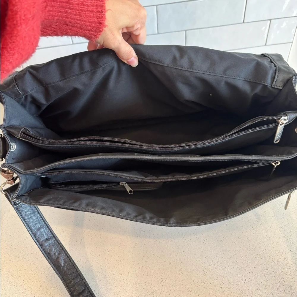 LE TANNEUR Briefcase Business Shoulder Bag Handbag Leather Black Lock EUC